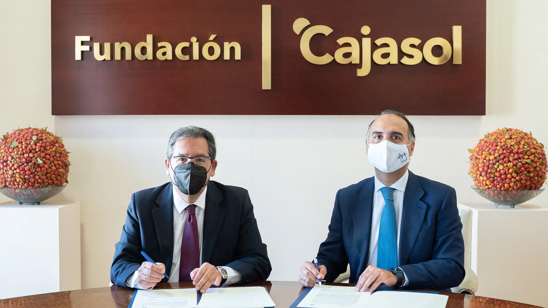 Antonio Pulido, presidente de la Fundación Cajasol, y Álvaro Delgado, hermano mayor de la Hermandad de la Candelaria, hoy en la firma del convenio