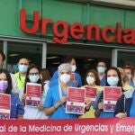 Varios profesionales sanitarios de los servicios de Urgencias y Emergencias con carteles, durante una concentración para pedir la creación de su especialidad, en la entrada del Hospital Infanta Leonor, a 27 de mayo de 2021, en Madrid (España).