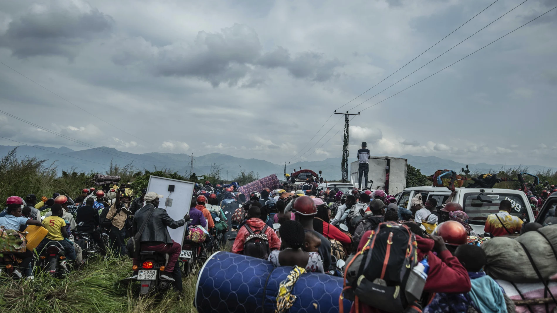 Miles de personas intentaron huir por las principales carreteras de Goma, la mayoría a pie