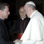 Aurelio García saluda al Papa en presencia de Ricardo Blázquez