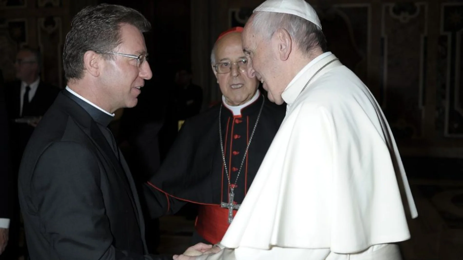 Aurelio García saluda al Papa en presencia de Ricardo Blázquez