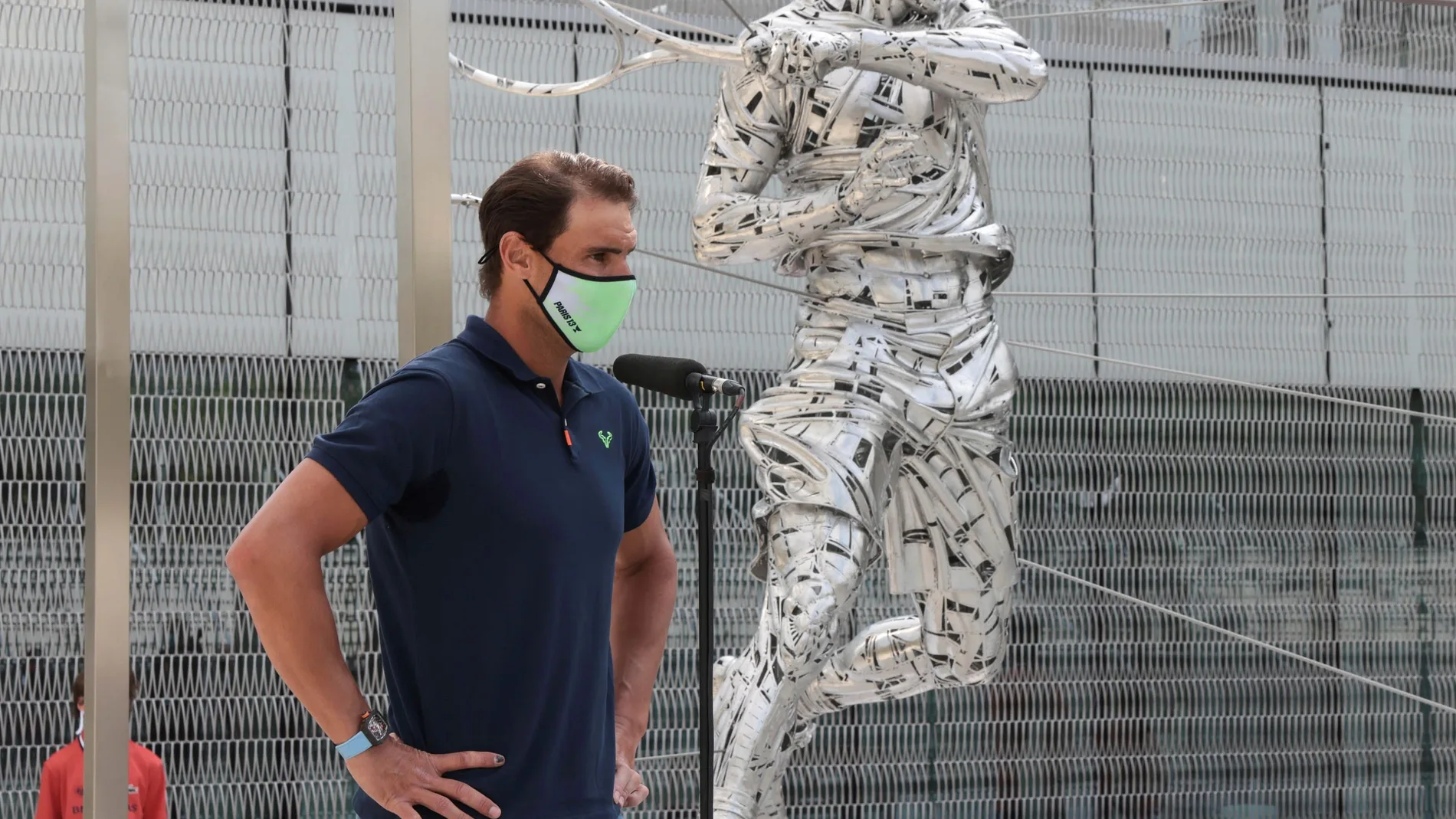El tenista español Rafa Nadal asiste a la inauguración de una estatua esculpida en acero con su figura en Roland Garros, realizada por el artista español Jordi Díez, en París