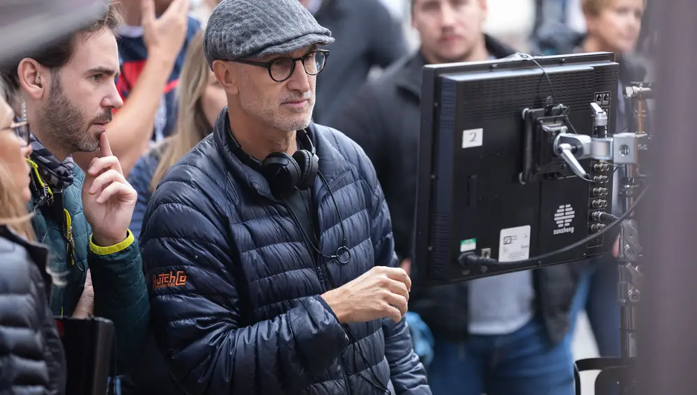 Craig Gillespie, director de &quot;Cruella&quot;, durante el rodaje de la película en Londres