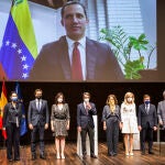 Foto de familia de los asistentes y del líder opositor venezolano Juan Guaidó por videoconferencia, durante la entrega del X Premio FAES de la Libertad