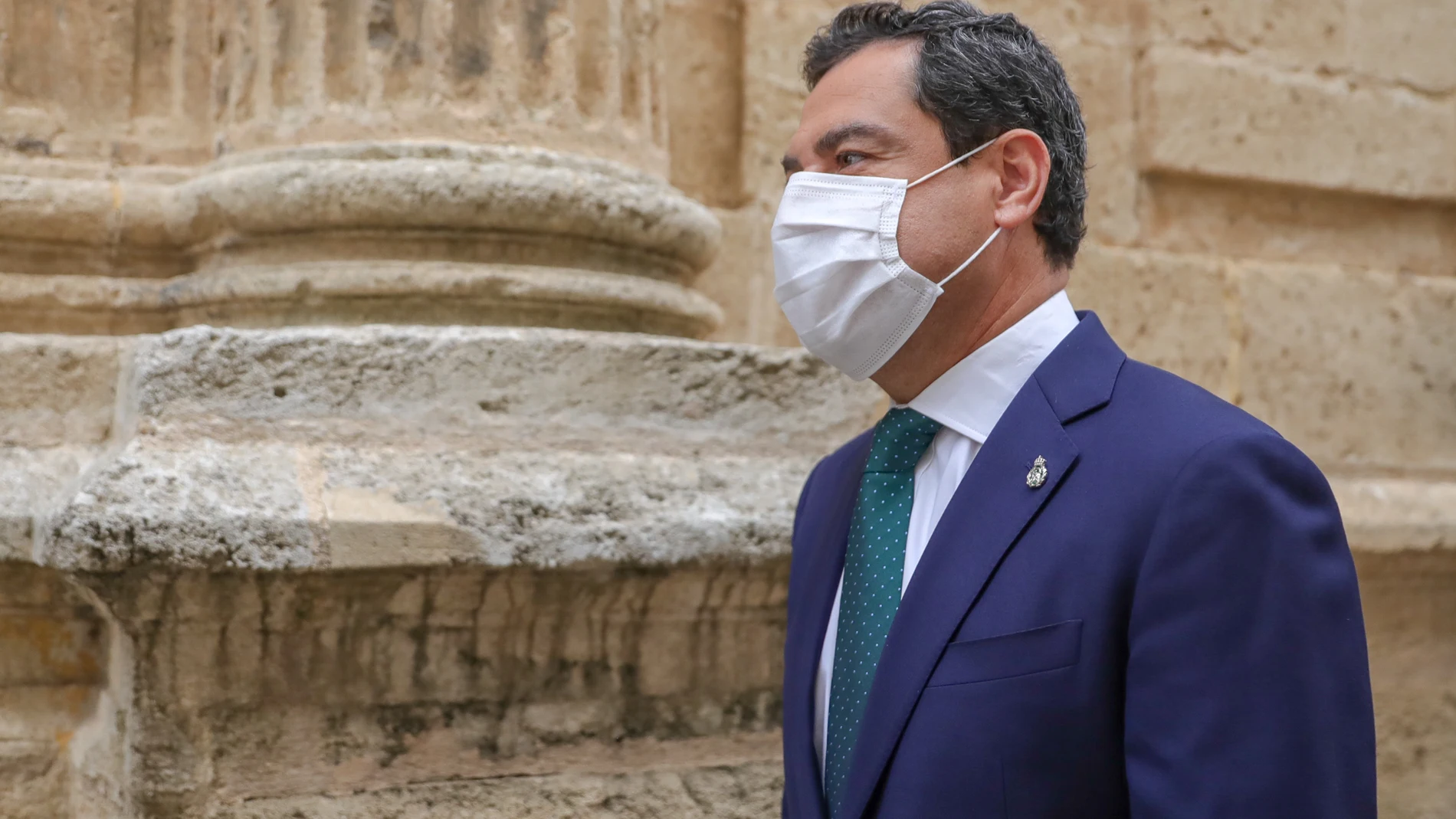 El presidente de la Junta de Andalucía, Juanma Moreno, a su llegada a la sesión de control al gobierno en el Pleno del Parlamento de Andalucía