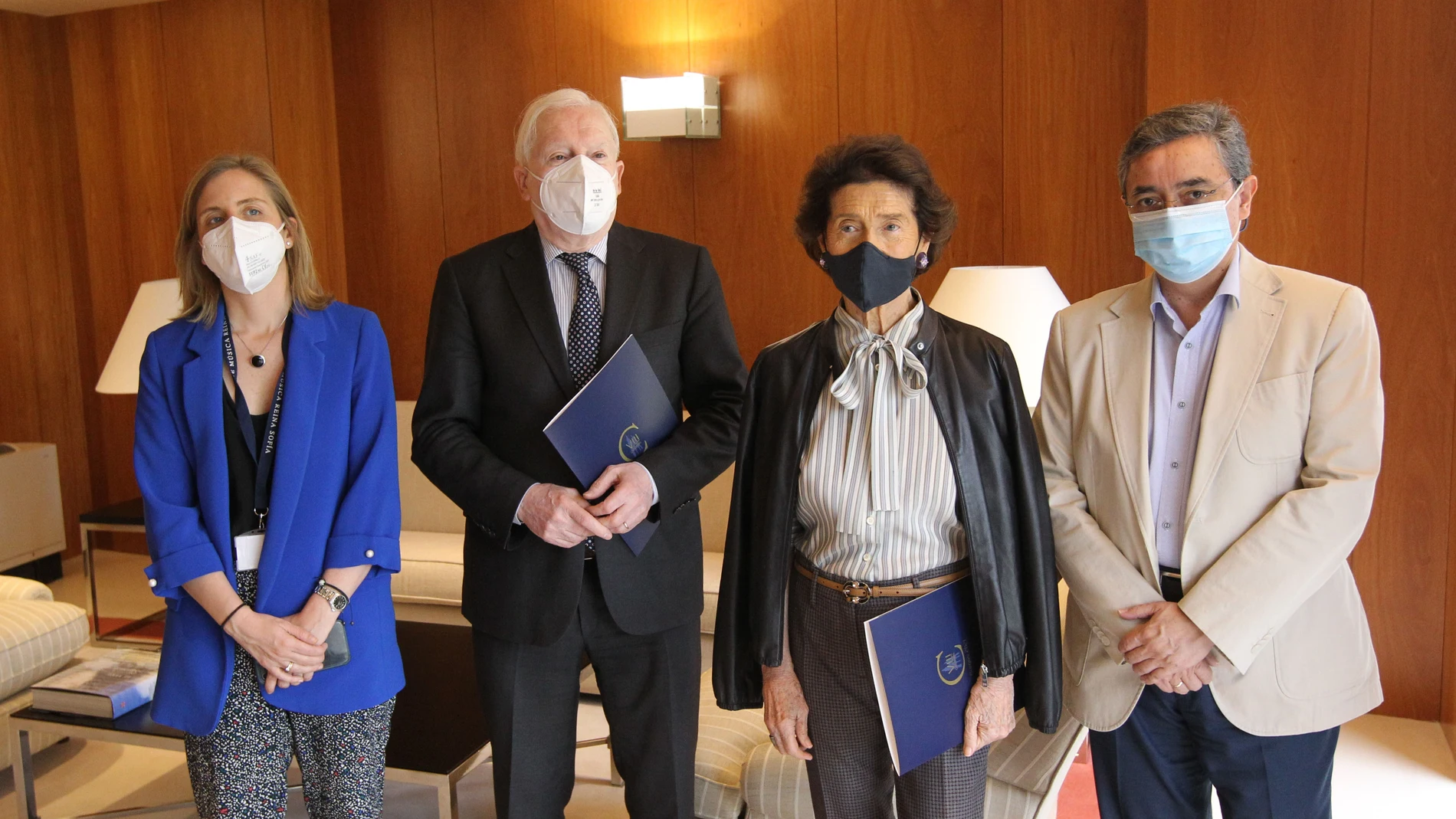 Méndez Pozo junto a Paloma O'Shea, entre otros, durante la firma del convenio
