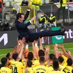 Los jugadores del Villarreal mantean a su entrenador, Unai Emery, para celebrar la conquista de la Europa League ante el Manchester United