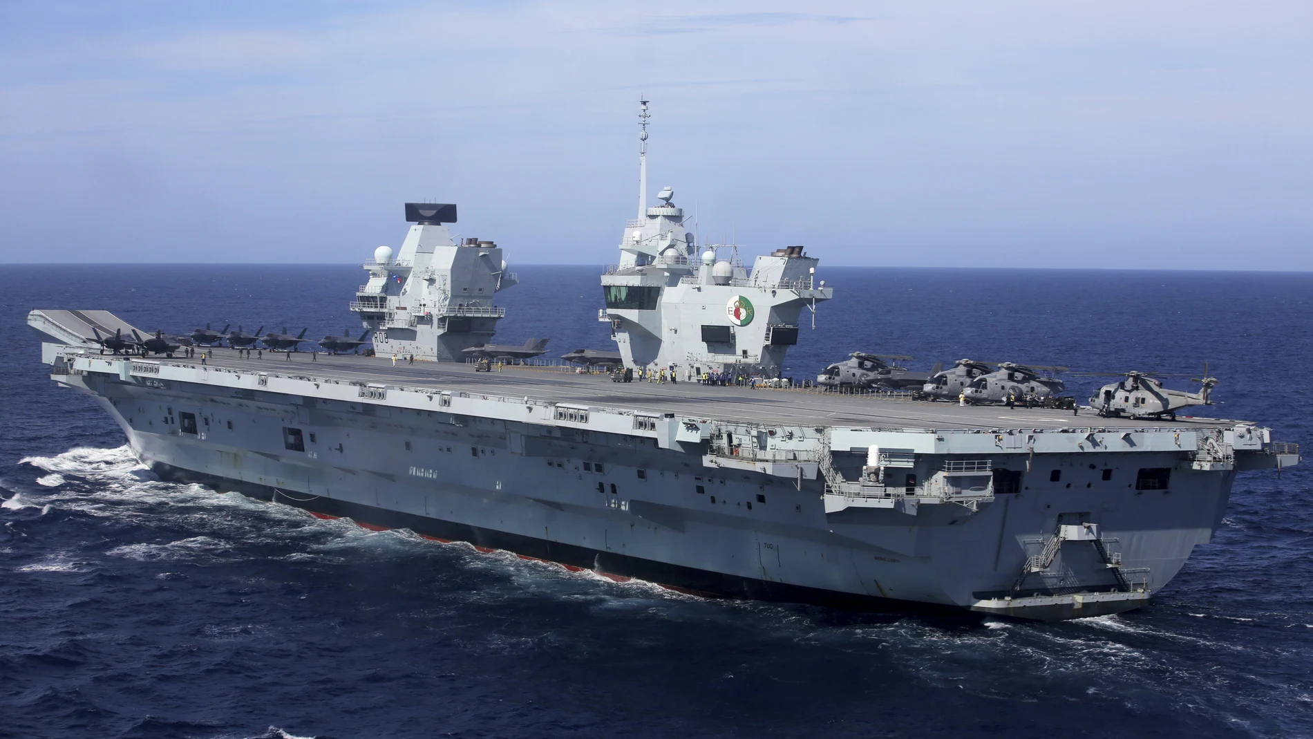 El buque insignia de la Royal Navy HMS Queen Elizabeth la semana pasada cerca de las costas de Portugal.