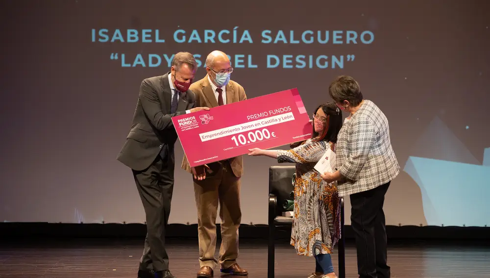 El presidente de FUNDOS, Jorge Luis García Vázquez (I), junto al vicepresidente y portavoz de la Junta de Castilla y León, Francisco Igea (2I), entregan el premio en la categoría Innovación Emprendimiento Joven. Lo recogen Isabel García Salguero (2D), junto a su madre