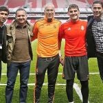 Iker Casillas y Zinedine Zidane, junto a Raúl, González, Pedja Mijatovic y Fernando Hierro.