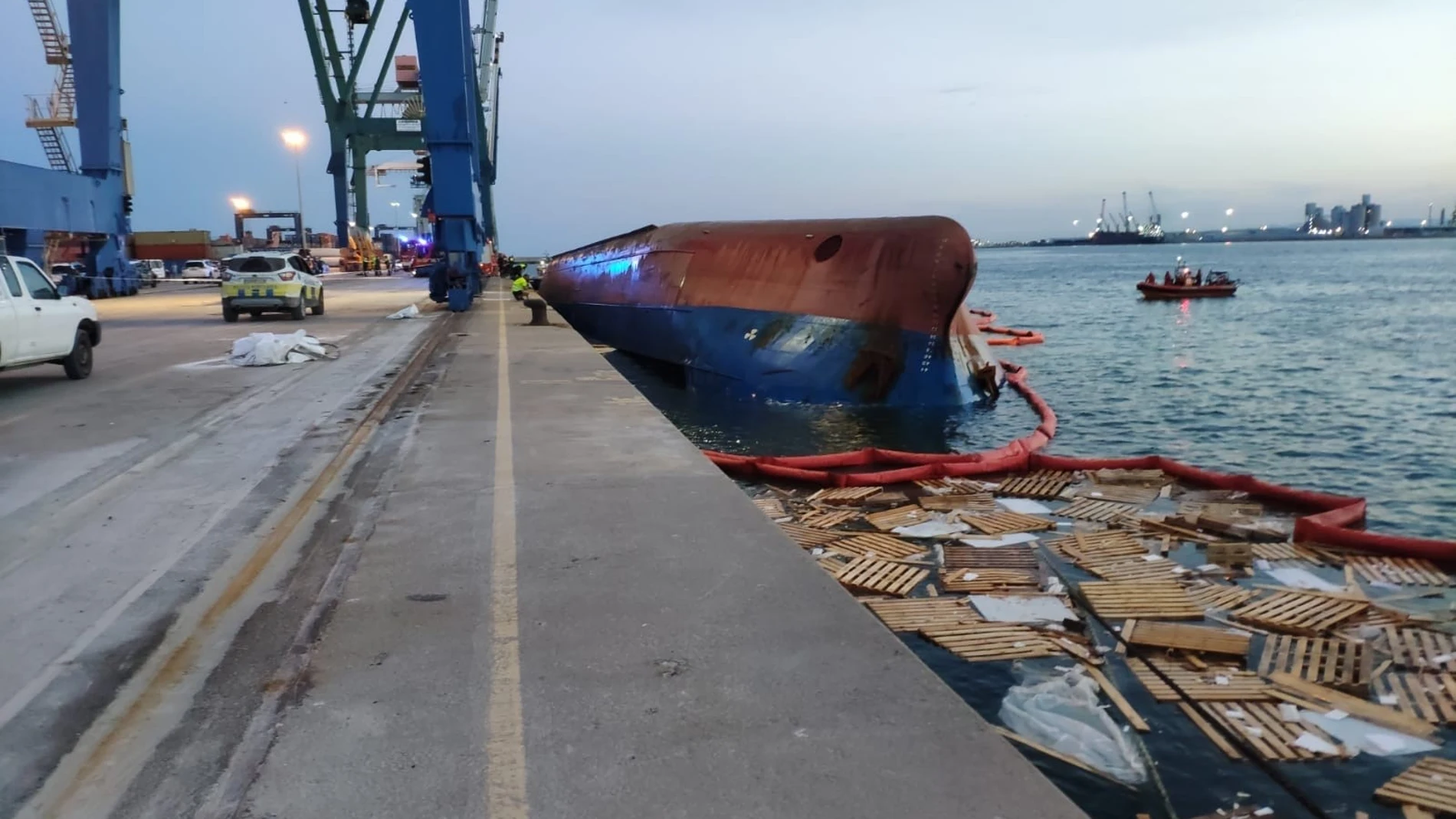 Vuelca buque 'Nazmiye Ana' en el Puerto de CastellóSALVAMENTO MARÍTIMO28/05/2021