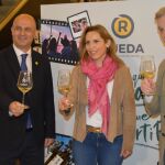 El viceconsejero de Desarrollo Rural y director general del Instituto Tecnológico Agrario de Castilla y León (Itacyl), Jorge Llorente, y la presidenta de la D.O. Rueda, Carmen San Martín, en la campaña de promoción en las tiendas Lavinia