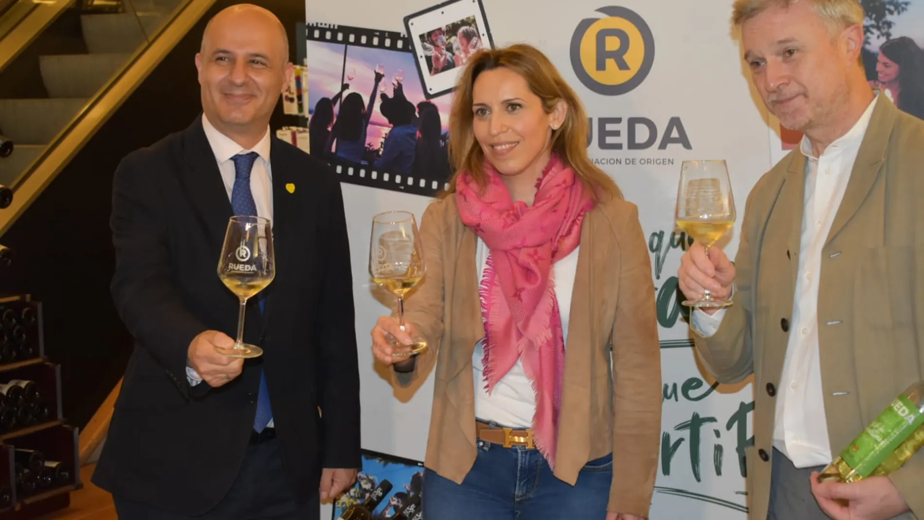 El viceconsejero de Desarrollo Rural y director general del Instituto Tecnológico Agrario de Castilla y León (Itacyl), Jorge Llorente, y la presidenta de la D.O. Rueda, Carmen San Martín, en la campaña de promoción en las tiendas Lavinia
