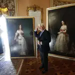 Carlos Fitz-James Stuart y Martínez de Irujo, Duque de ALba, posa junto a varios de los cuadros que forman parte de la exposición temporal &quot;Eugenia Emperatriz&quot;