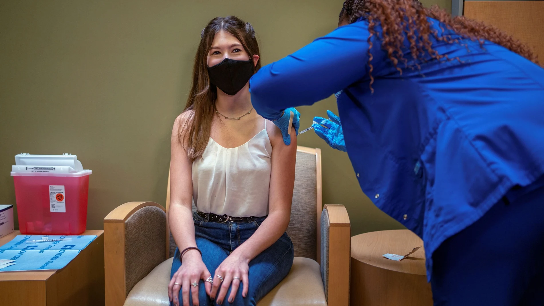 Una adolescente recibe la vacuna de Pfizer en EE. UU.