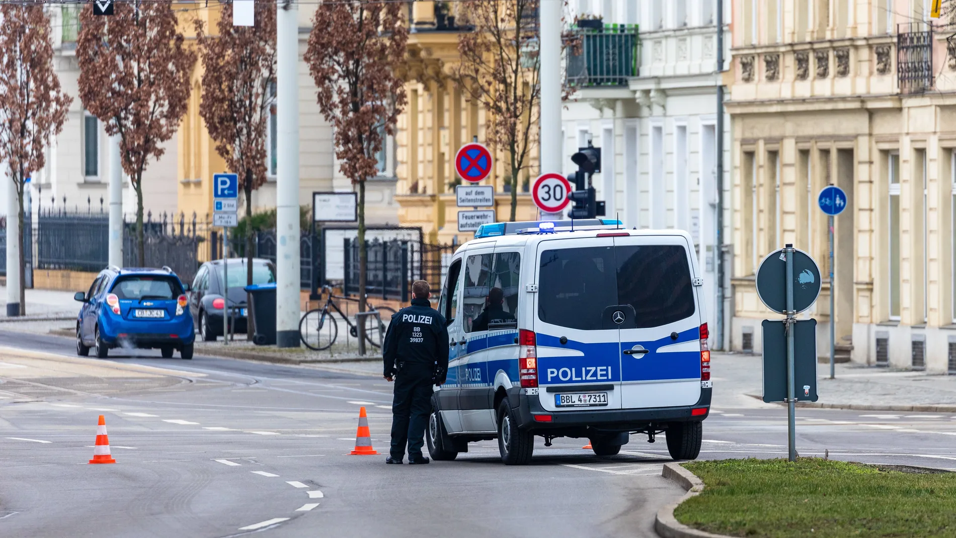 01 March 2021, Brandenburg, Cottbus: Police forces block Karl-Marx street during the defusing of a World War II bomb, part of downtown Cottbus was evacuated on Monday morning. Photo: Frank Hammerschmidt/dpa-Zentralbild/ZB (Foto de ARCHIVO)01/03/2021 ONLY FOR USE IN SPAIN