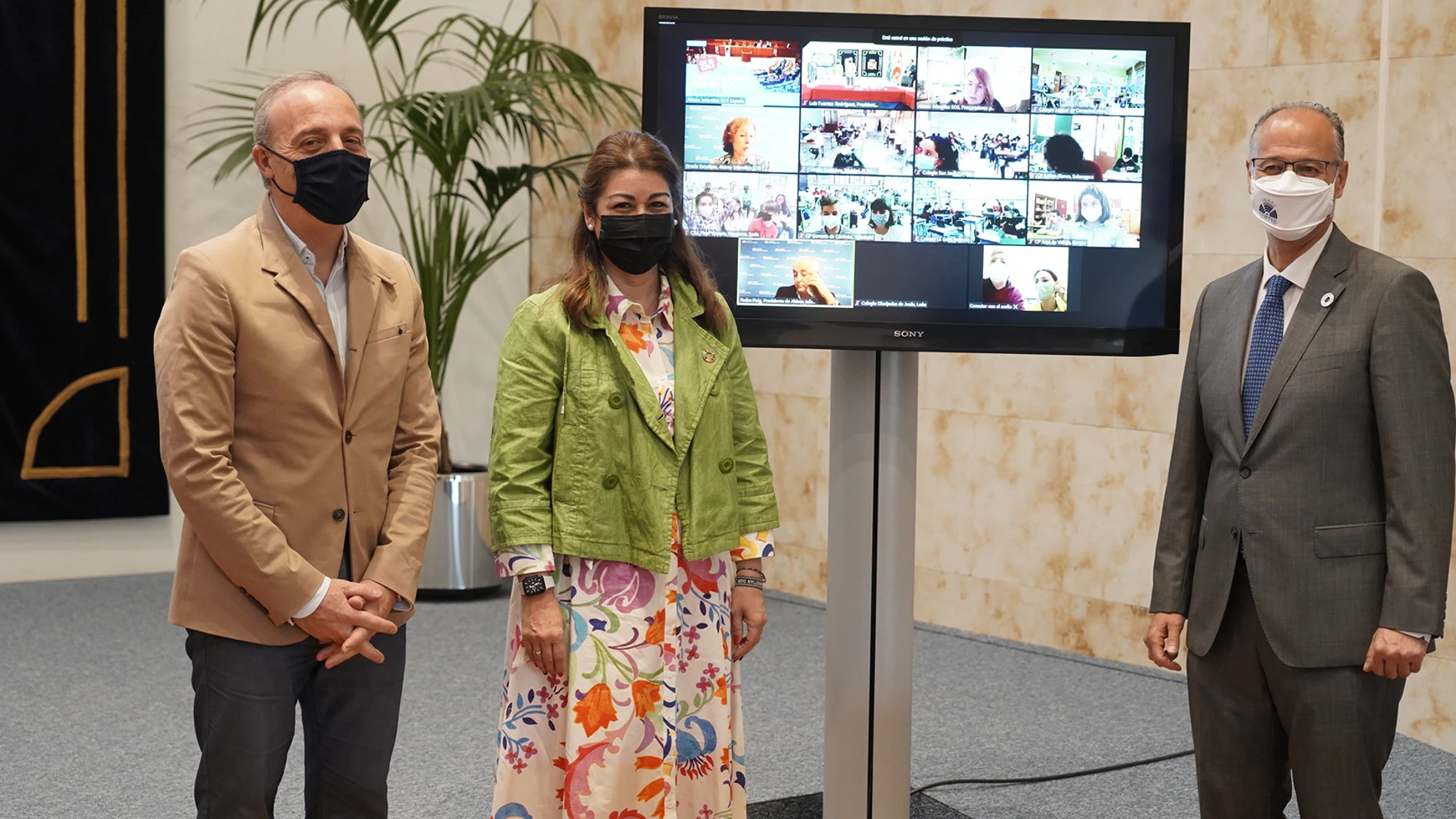 El presidente de las Cortes de Castilla y León, Luis Fuentes (D), participa en el pleno infantil ‘Procuradores por un día’. Le acompañan en la imagen el secretario general letrado mayor, Carlos Ortega Santiago (I), y la secretaria tercera de la mesa de las Cortes, Marta Sanz Gilmartín (C)