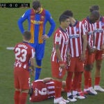 Momento en el que Gerard Piqué bromea con Koke en el Camp Nou durante el Barcelona-Atlético.