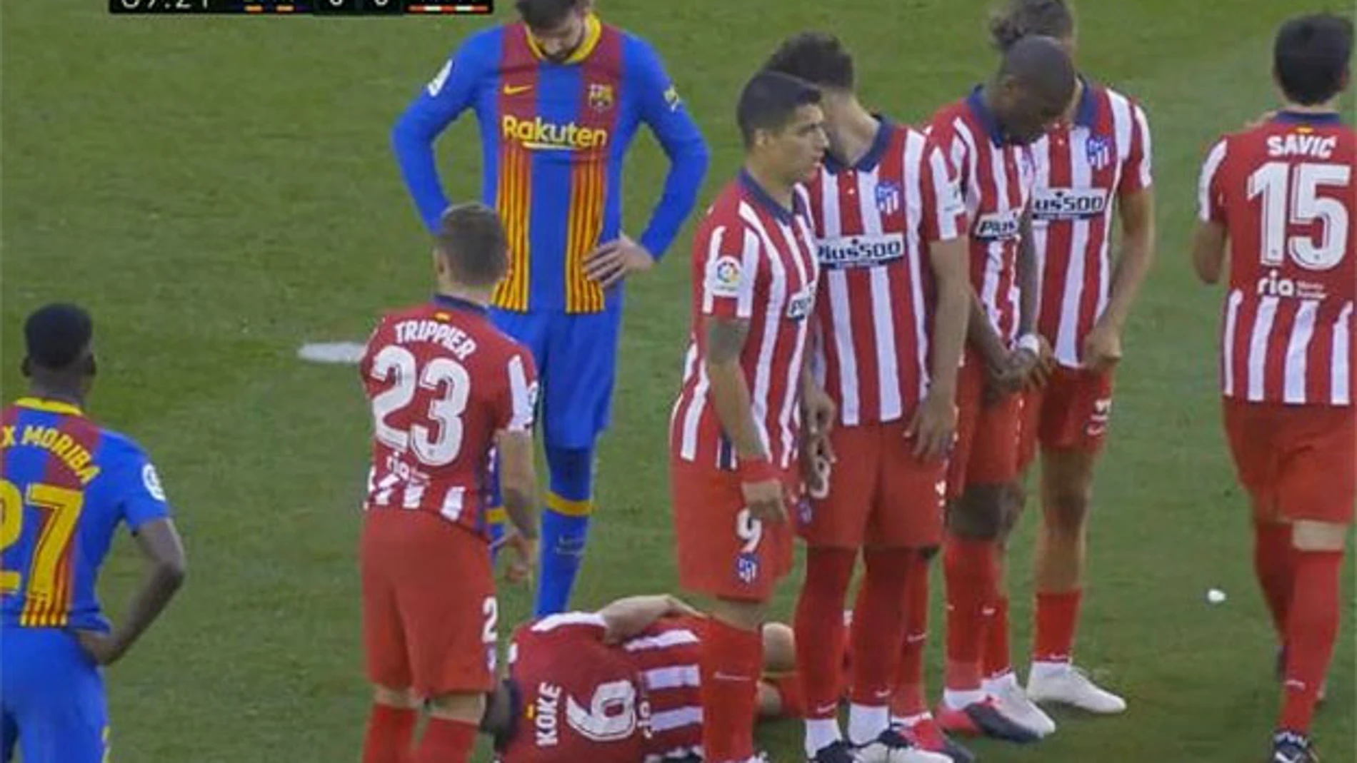 Momento en el que Gerard Piqué bromea con Koke en el Camp Nou durante el Barcelona-Atlético.