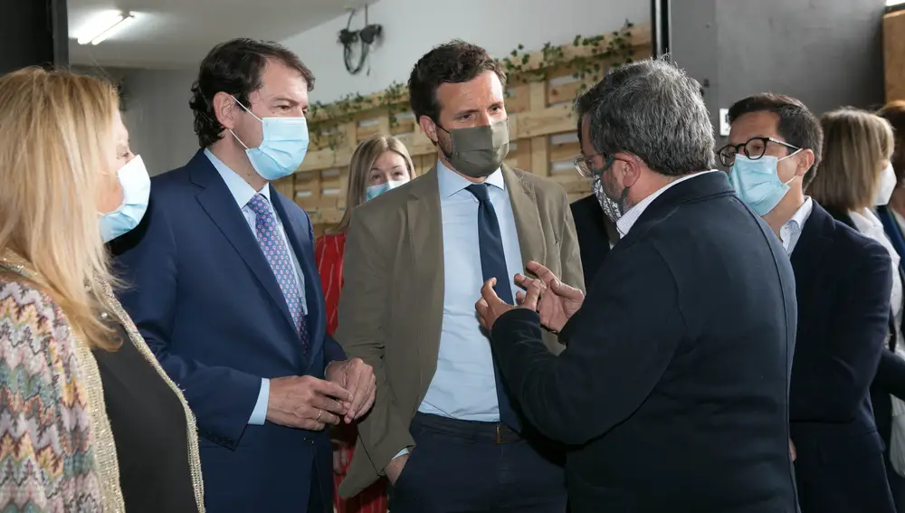 El presidente de Castilla y León; Alfonso Fernández Mañueco (i); y el líder del PP, Pablo Casado (c), conversan en la inauguración de la IV Feria Nacional para la Repoblación de la España Rural Presura*20, a 28 de mayo de 2021, en El Hueco, Soria, Castilla y León