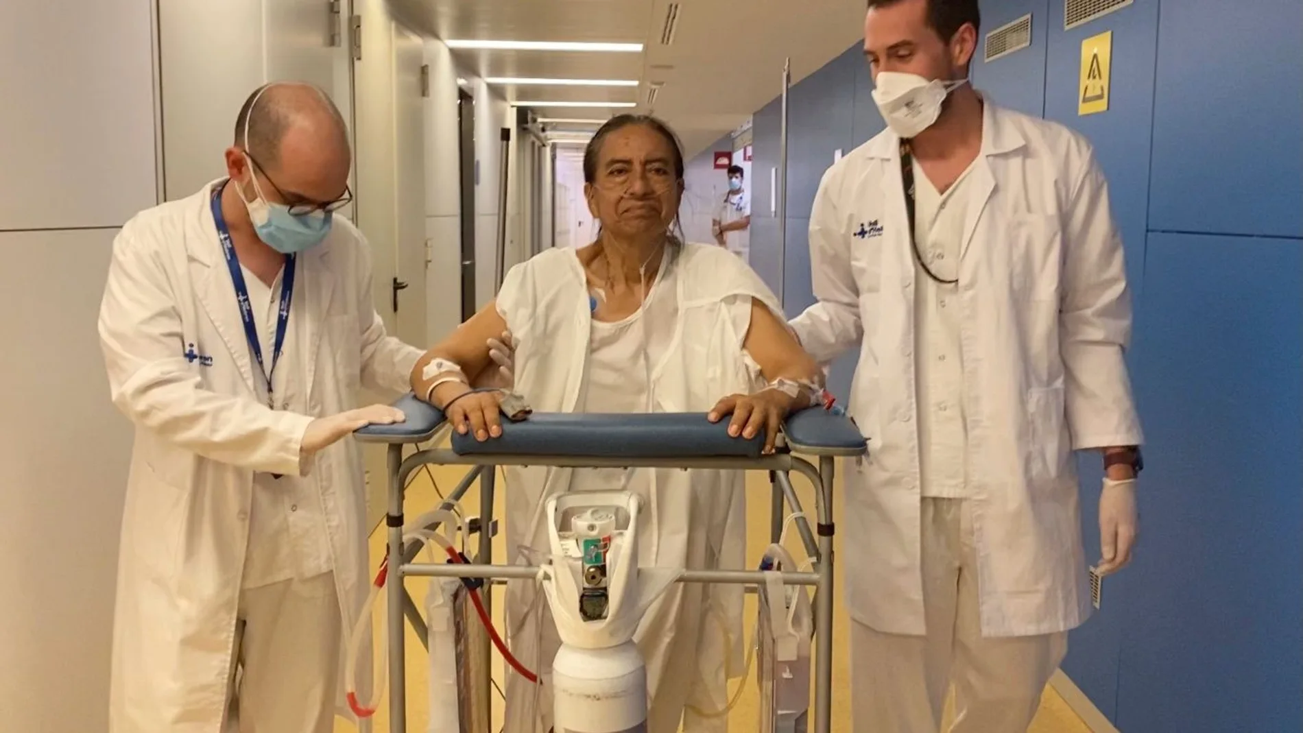 Una paciente camina por los pasillos del hospital con el caminador doméstico creado en Vall d'Hebron tras someterse a un trasplante de pulmón