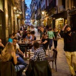 Las terrazas del centro de Madrid empiezan a llenarse con la llegada del verano y el buen tiempo