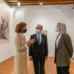 El presidente de la Fundación Caja Segovia, Javier Reguera, la directora territorial de CaixaBank en Castilla y León, Belén Martín, presentan la exposición "Rembrandt. Genio de la estampa", junto a la comisaria de la muestra, Rosa Perales