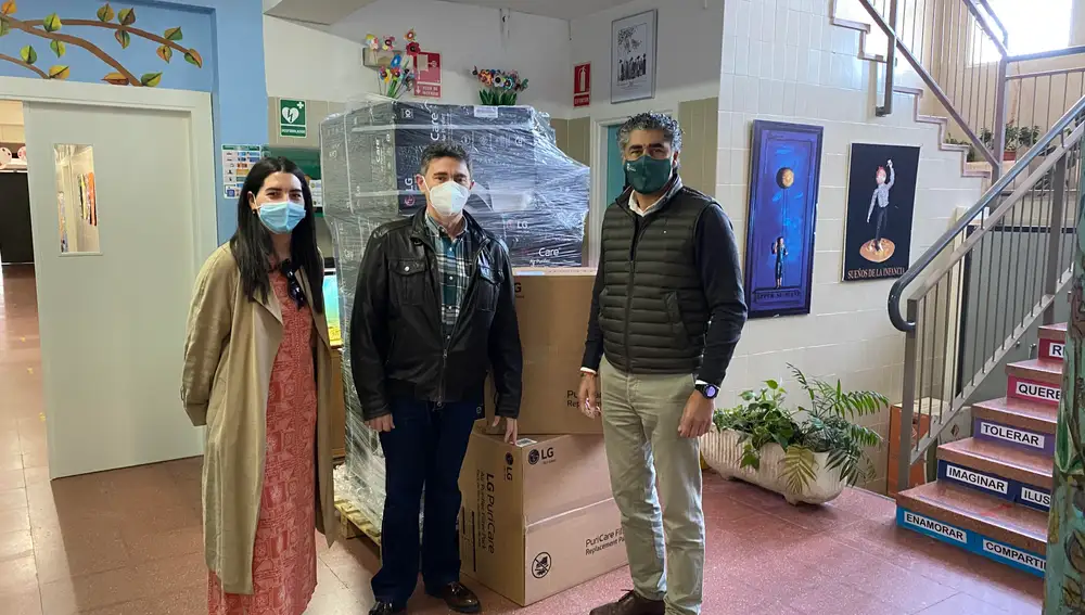 El alcalde de Simancas, Alberto Plaza, entrega los purificadores a uno de los colegios
