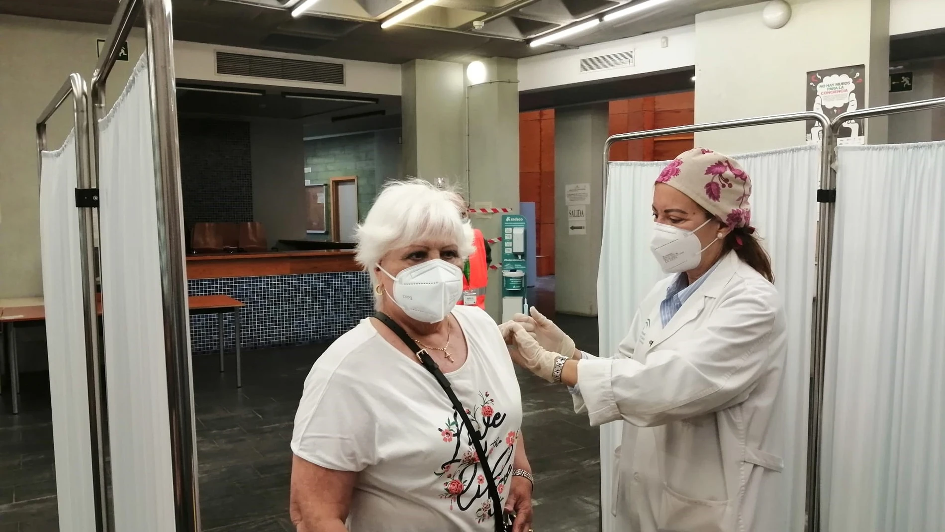 Una mujer vacunándose contra la Covid-19 en un centro cívico de Córdoba