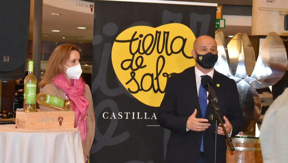 El viceconsejero de Desarrollo Rural y director general del Instituto Tecnológico Agrario de Castilla y León (Itacyl), Jorge Llorente, apoya la campaña de la DO Rueda en Madrid