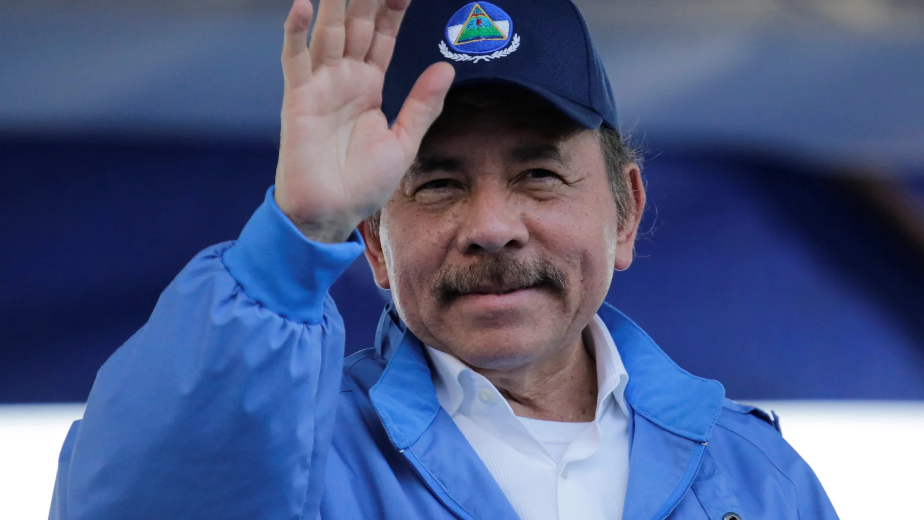 Nicaraguan President Danie Ortega waves to supporters during a march called "We walk for peace and life. Justice" in Managua, Nicaragua August 29, 2018.REUTERS/Oswaldo Rivas