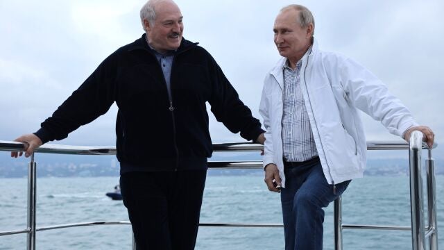 Vladimir Putin en Sochi con el presidente de Bielorrusia Alexander Lukashenko