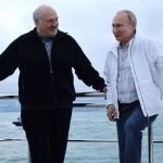 Vladimir Putin en Sochi con el presidente de Bielorrusia Alexander Lukashenko