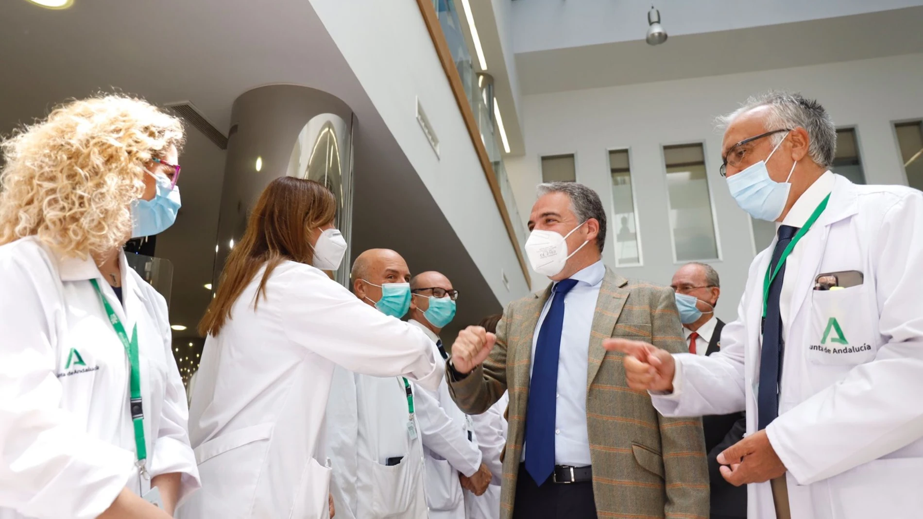 Bendodo, durante su visita al Clínico de Málaga