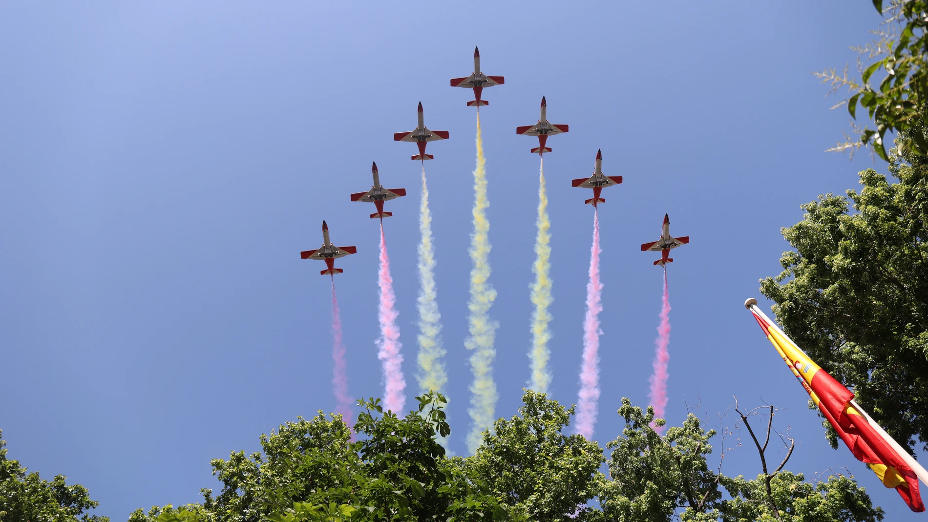 La "Patrulla Águila" durante una de sus pasadas