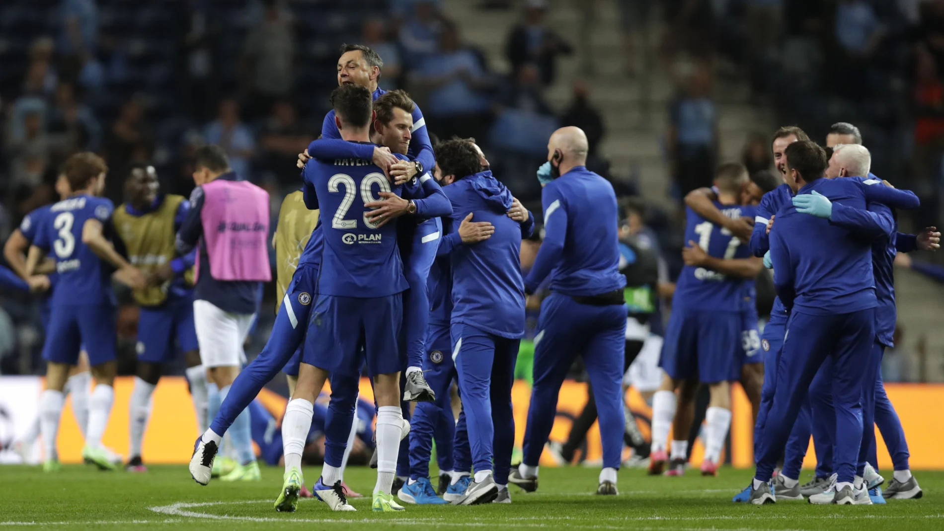 Los jugadores del Chelsea celebran la conquista de la Champions ante el Manchester City