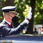 El rey Felipe VI saluda al público que se ha acercado a la celebración del Día de las Fuerzas Armadas horas antes de ser vacunado.