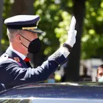 El rey Felipe VI saluda al público que se ha acercado a la celebración del Día de las Fuerzas Armadas horas antes de ser vacunado.