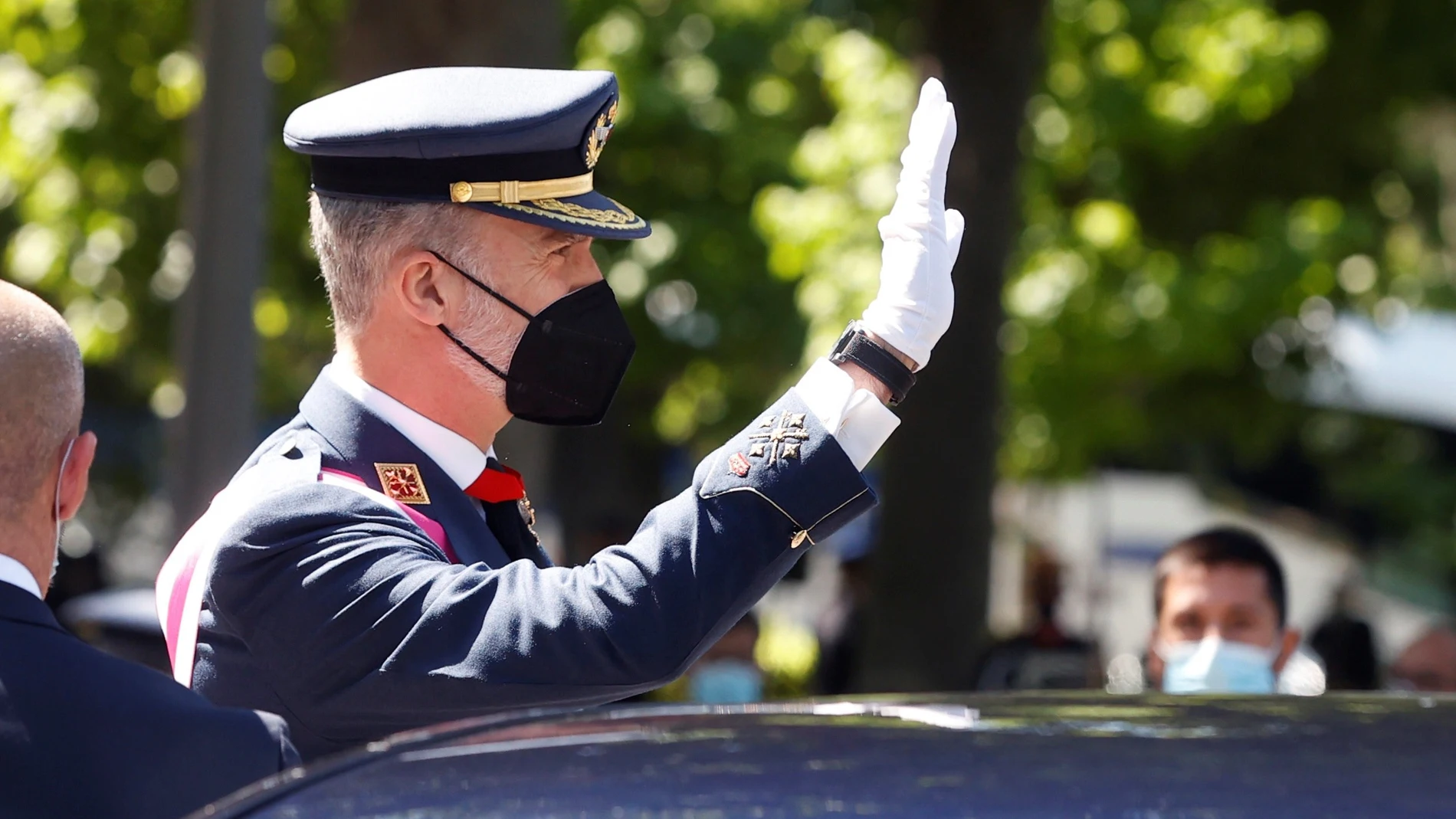 El rey Felipe VI saluda al público que se ha acercado a la celebración del Día de las Fuerzas Armadas horas antes de ser vacunado.