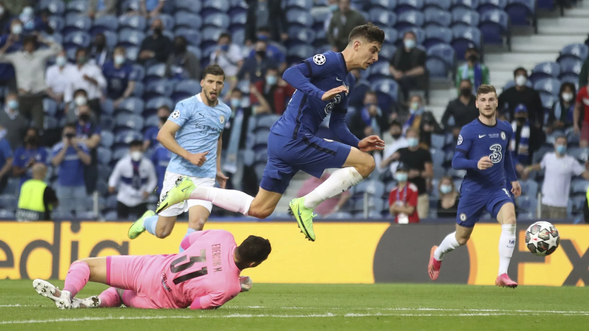 Havertz supera a Ederson antes de marcar el primer gol de la final de la Champions entre el Manchester City y el Chelsea