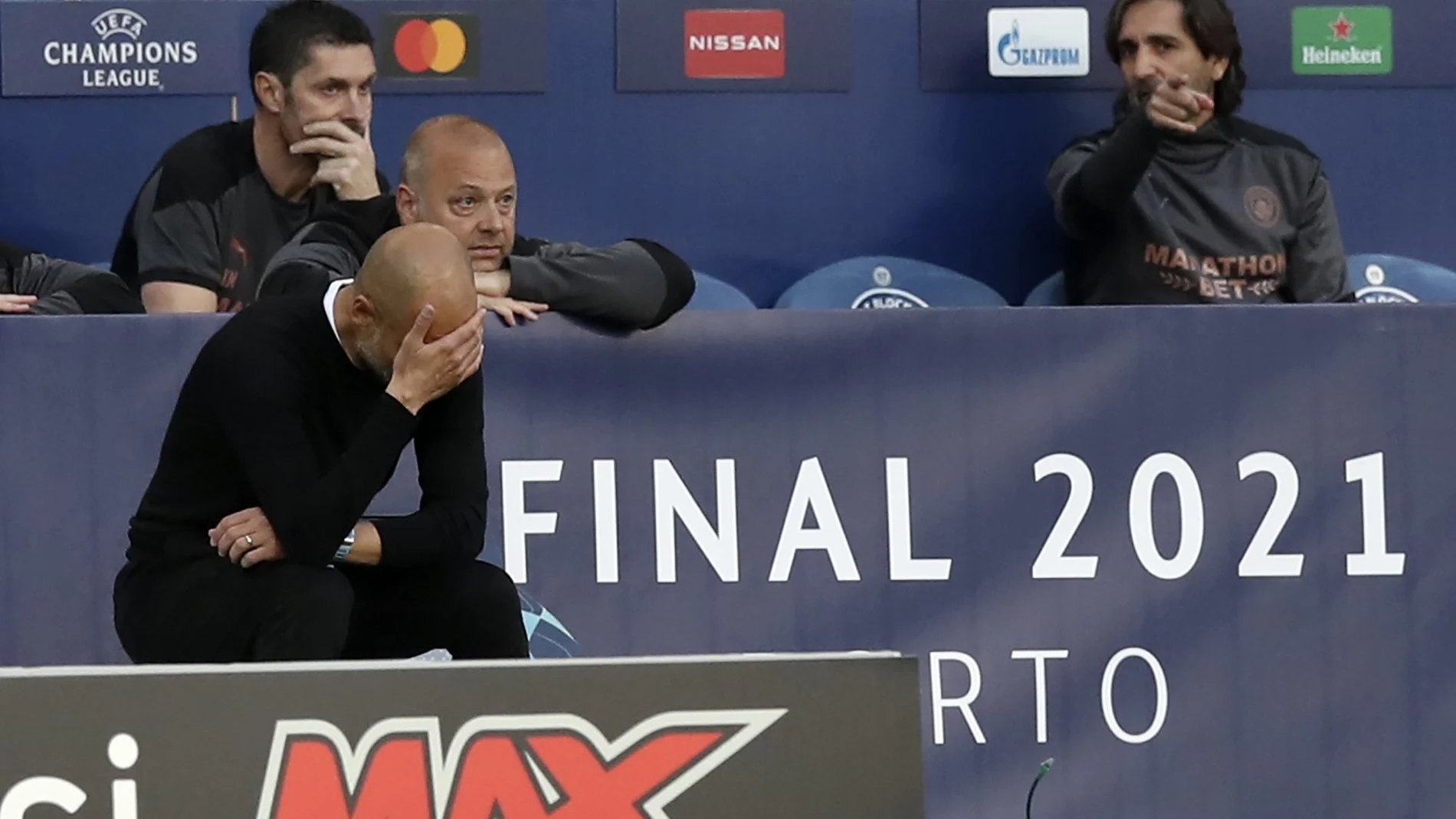 Pep Guardiola se lamenta durante la final de Champions League entre Manchester City y Chelsea.