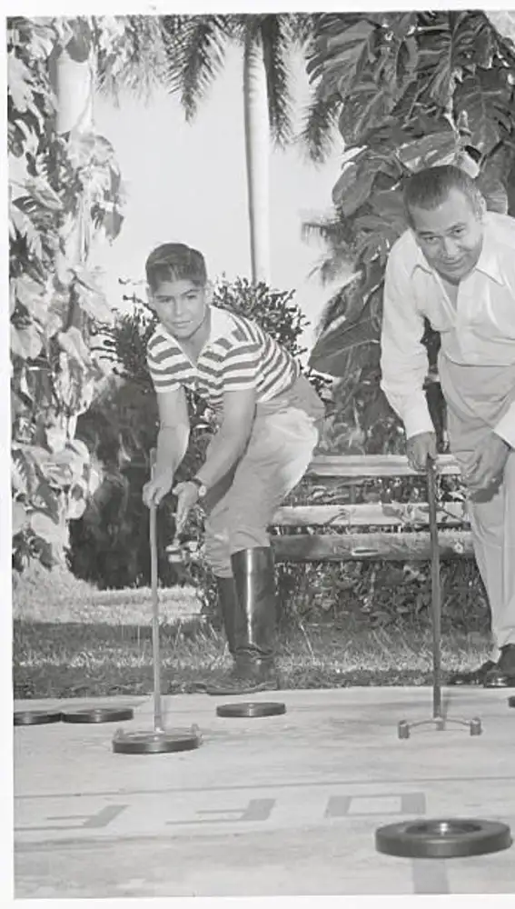 Roberto con su padre Fulgencio Batista en Cuba en 1958, antes de ir al exilio