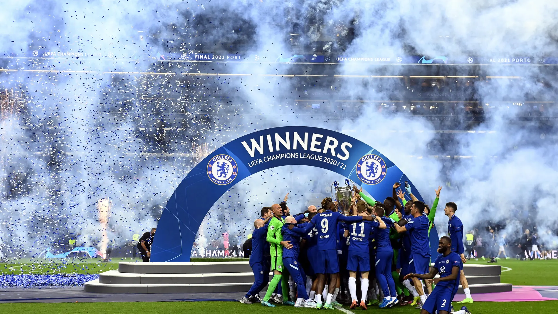 Los jugadores del Chelsea celebran su victoria en la final de la Liga de Campeones de este año, disputada en Oporto