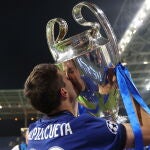 Azpilicueta besa la copa de campeón de Europa