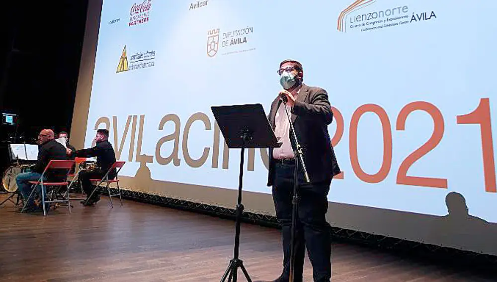 El alcalde de Ávila, Jesús Manuel Sánchez Cabrera, clausura la décima edición de Ávilacine