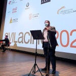 El alcalde de Ávila, Jesús Manuel Sánchez Cabrera, clausura la décima edición de Ávilacine