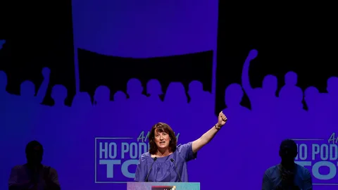 La presidenta de la Asamblea Nacional Catalana (ANC) Elisenda Paluzie durante su intervención para hacer público el posicionamiento político de la entidad ante la nueva legislatura hace dos semanas