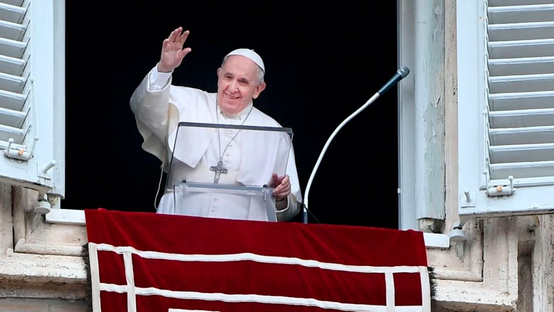 El Papa Francisco durante el rezo del Ángelus desde la plaza de San Pedro
