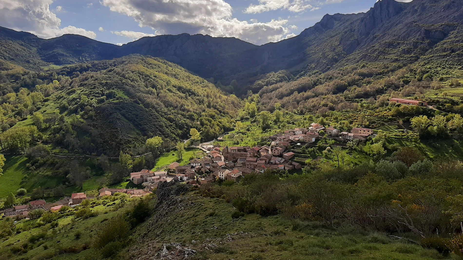 Paisaje del mes de mayo en Tejerina, en la montaña de León