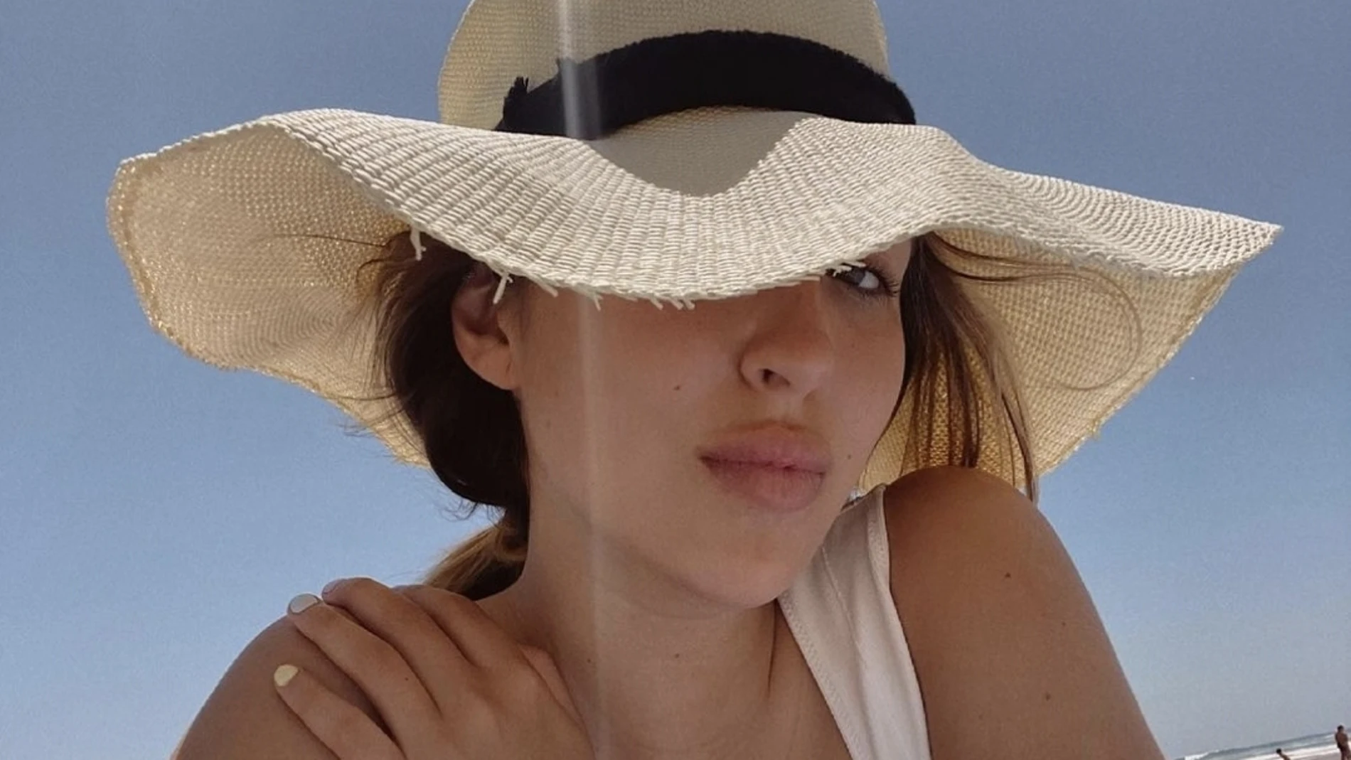 Alba Díaz con bikini blanco de Zara/ Instagram @albadiazmartin